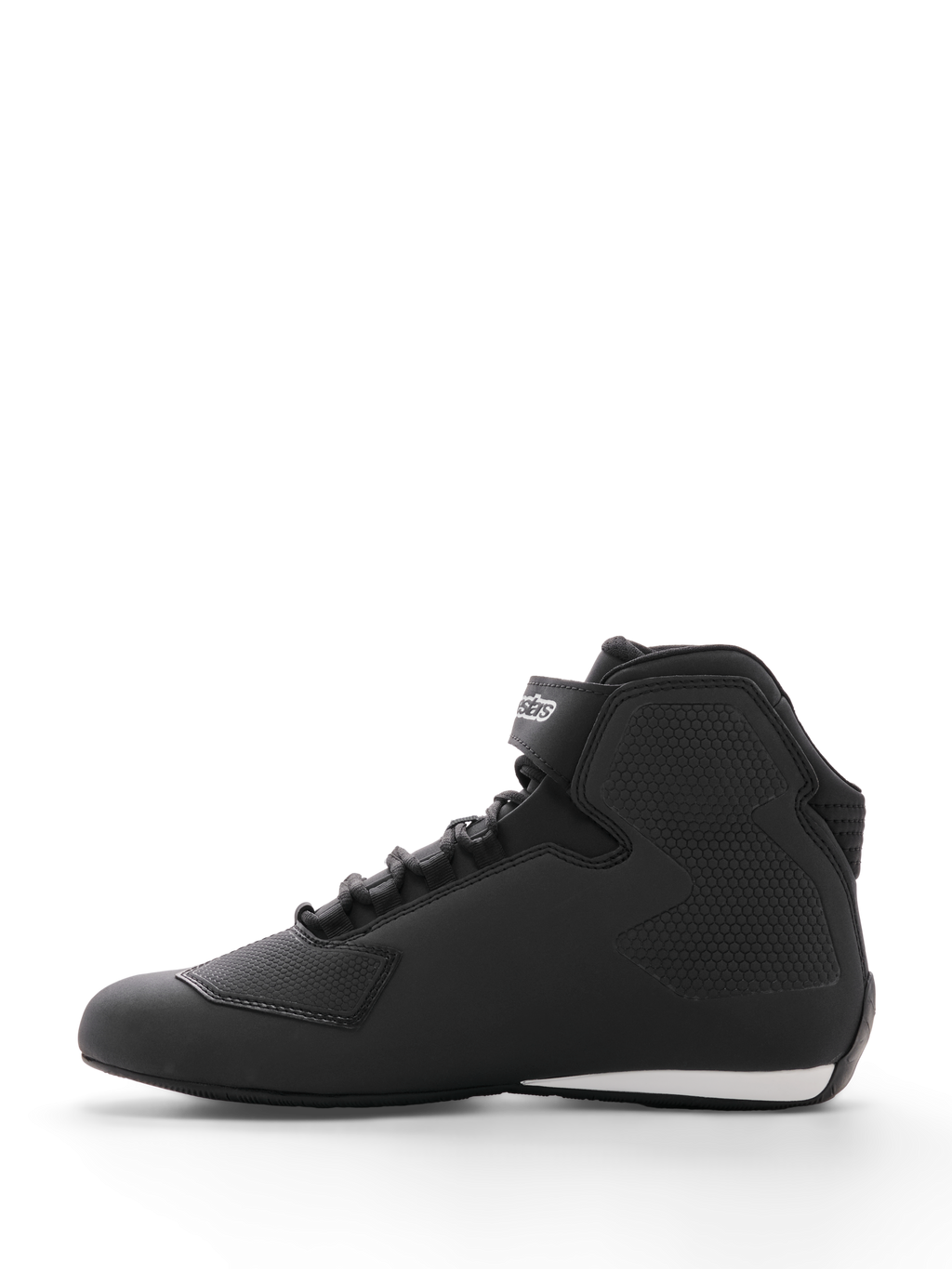 Chaussure Alpinestars Sektor, chaussure de moto, noire, vue de profil, dotée d'une tige élégante en microfibre avec panneaux de cheville à texture nid d'abeille, système de laçage rapide, sangle de cheville avec logo et insert blanc au talon, conçue pour la route et la conduite sportive