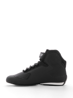Chaussure Alpinestars Sektor, chaussure de moto, noire, vue de profil, dotée d'une tige élégante en microfibre avec panneaux de cheville à texture nid d'abeille, système de laçage rapide, sangle de cheville avec logo et insert blanc au talon, conçue pour la route et la conduite sportive