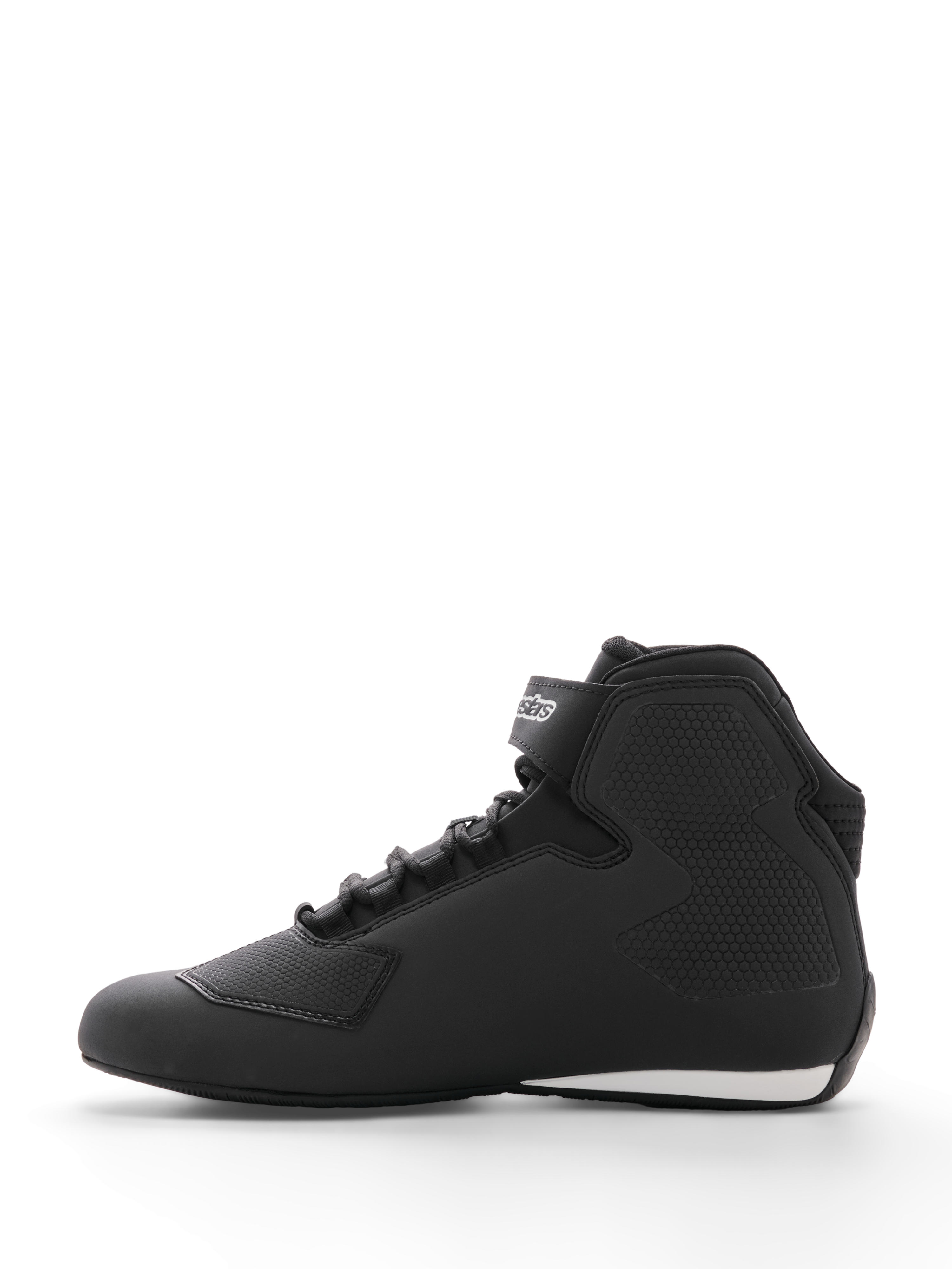Chaussure Alpinestars Sektor, chaussure de moto, noire, vue de profil, dotée d'une tige élégante en microfibre avec panneaux de cheville à texture nid d'abeille, système de laçage rapide, sangle de cheville avec logo et insert blanc au talon, conçue pour la route et la conduite sportive