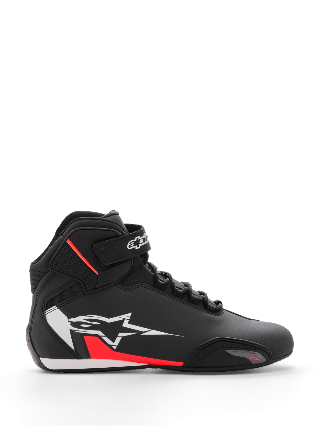 Chaussure Alpinestars Sektor, chaussures de moto, noir, blanc et rouge fluo, design montant avec laçage rapide et sangle à la cheville, grand logo étoile blanc sur le côté avec accents rouges, tige en microfibre avec bout renforcé, profil épuré inspiré de la course