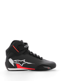 Chaussure Alpinestars Sektor, chaussures de moto, noir, blanc et rouge fluo, design montant avec laçage rapide et sangle à la cheville, grand logo étoile blanc sur le côté avec accents rouges, tige en microfibre avec bout renforcé, profil épuré inspiré de la course