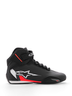 Chaussure Alpinestars Sektor, chaussures de moto, noir, blanc et rouge fluo, design montant avec laçage rapide et sangle à la cheville, grand logo étoile blanc sur le côté avec accents rouges, tige en microfibre avec bout renforcé, profil épuré inspiré de la course
