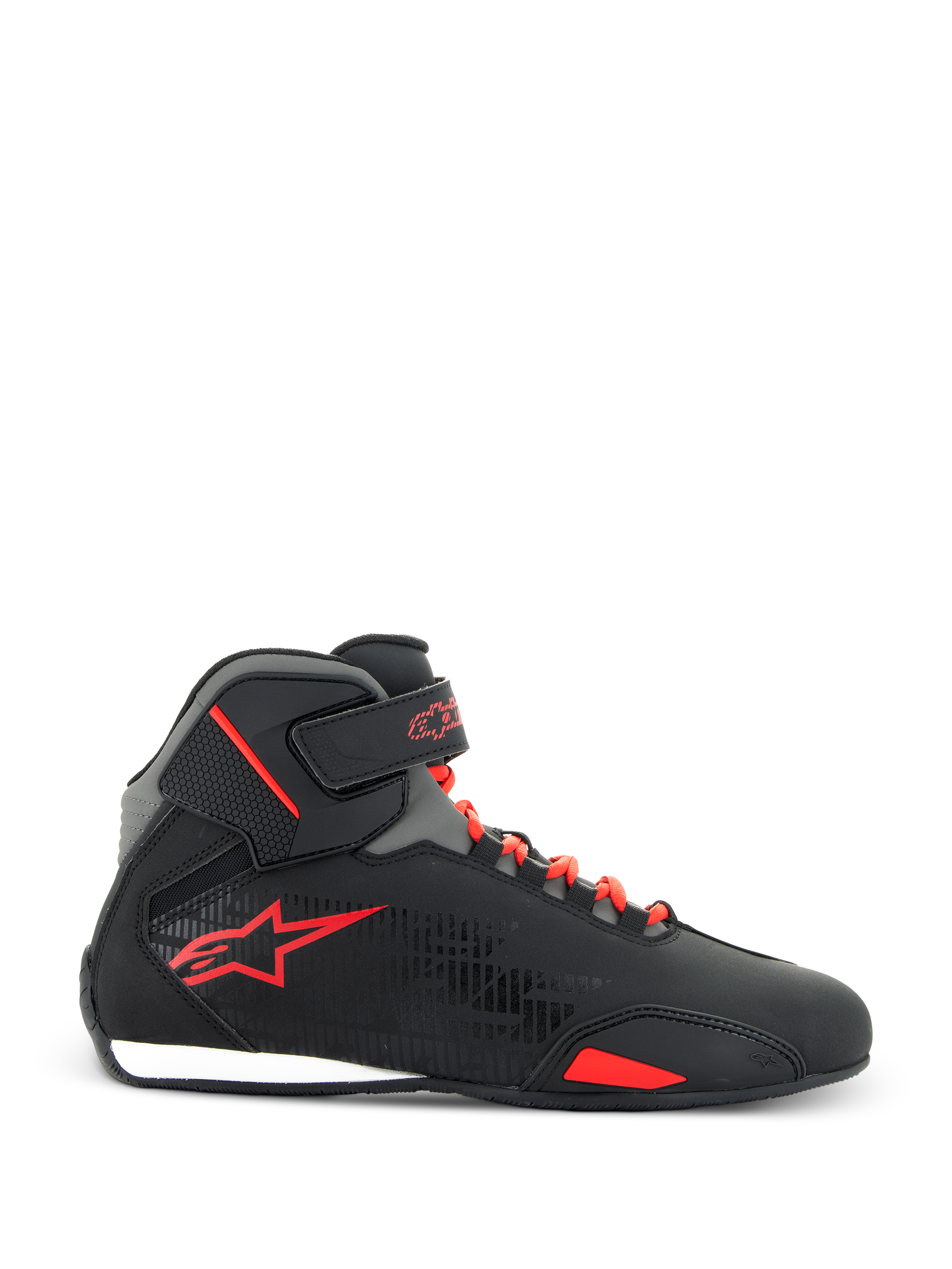 Alpinestars Sektor Shoes, chaussures de moto, noir et rouge éclatant, profil montant avec lacets rouges et sangle velcro à la cheville, logo étoile rouge sur le côté, semelle fine en caoutchouc avec accent blanc au talon, construction élégante en microfibre et mesh