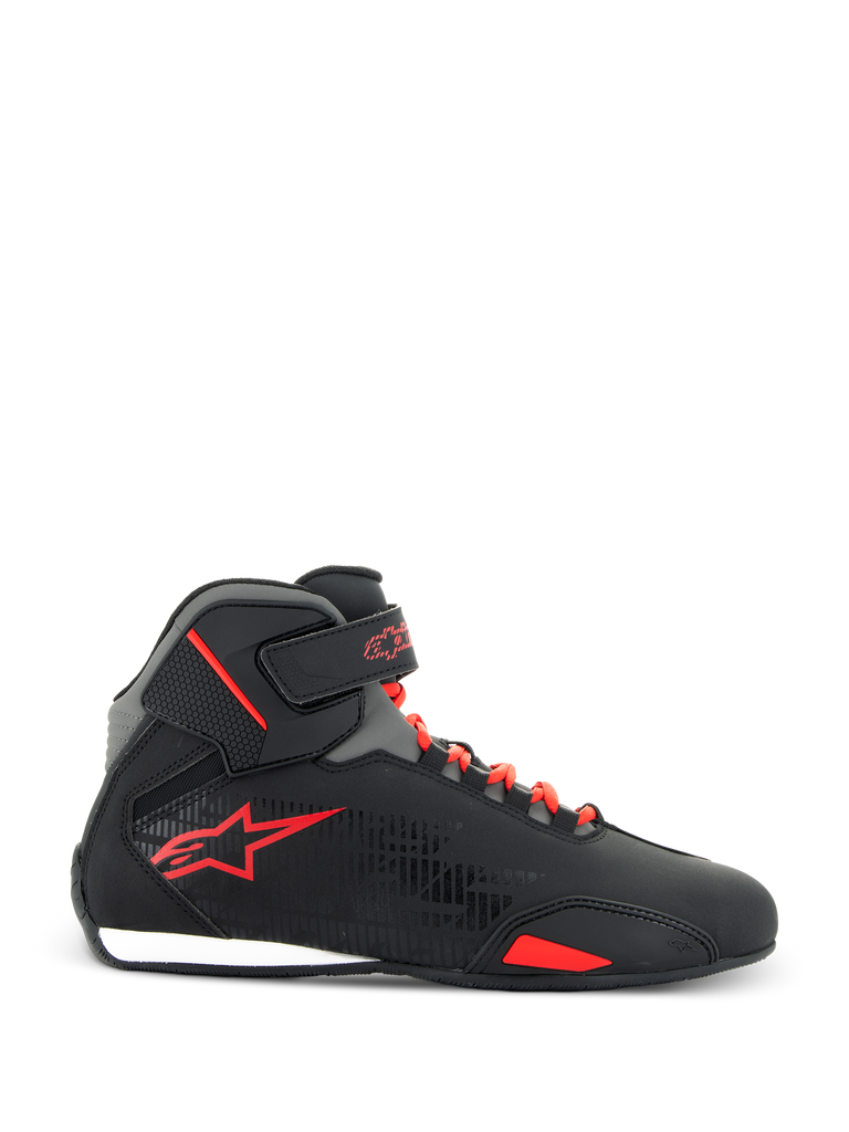 Chaussures Alpinestars Sektor, chaussures de moto, noir et rouge vif, vue de profil d'une chaussure montante en microfibre avec lacets rapides rouges, sangle de cheville réglable et logo étoile rouge, design épuré pour la conduite sur route