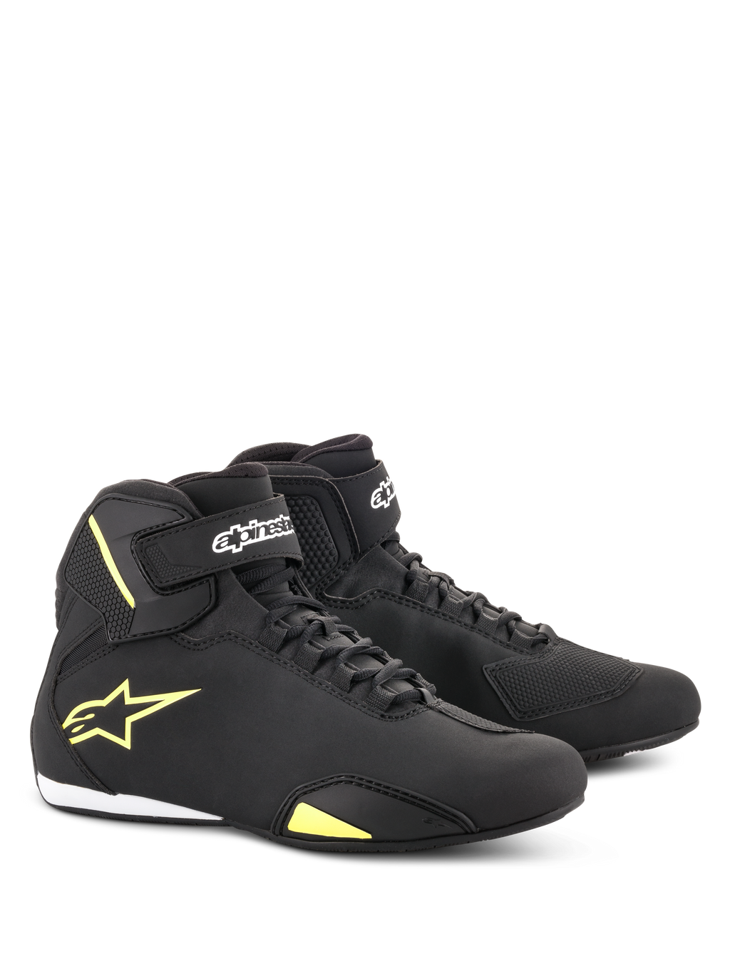 Chaussures Alpinestars Sektor, chaussures de moto, noir et jaune fluorescent, design mi-montant avec laçage rapide et sangles de cheville velcro, logo Alpinestars jaune sur le côté, construction en microfibre légère avec finition épurée