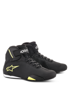 Chaussures Alpinestars Sektor, chaussures de moto, noir et jaune fluorescent, design mi-montant avec laçage rapide et sangles de cheville velcro, logo Alpinestars jaune sur le côté, construction en microfibre légère avec finition épurée