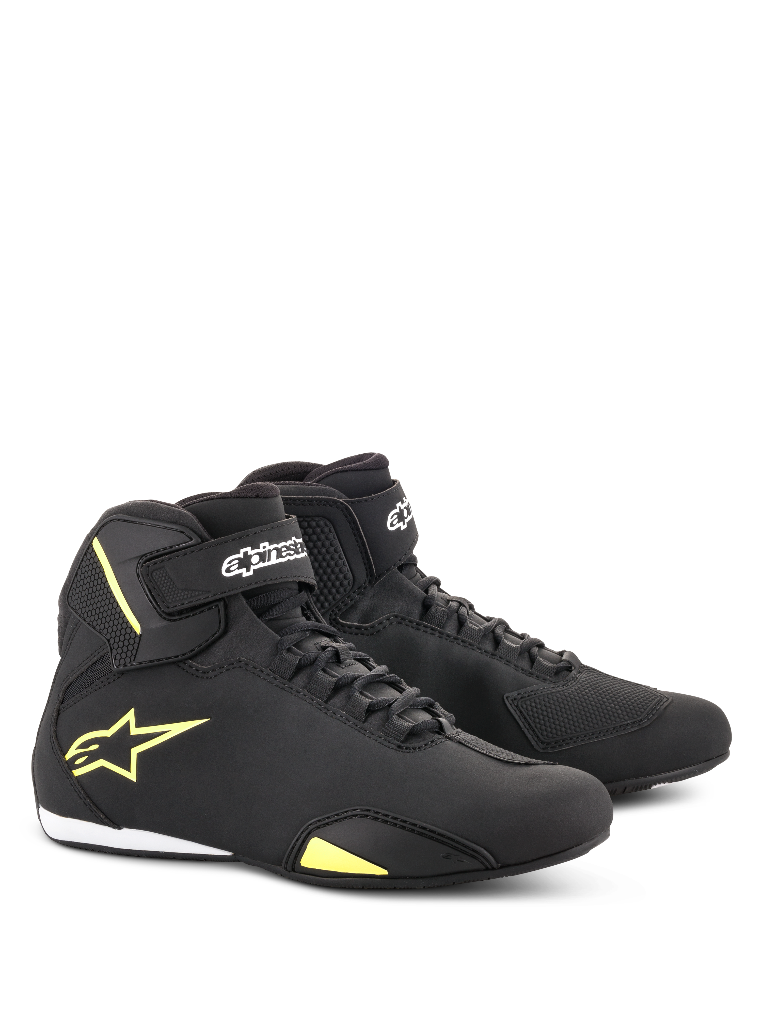 Chaussures Alpinestars Sektor, chaussures de moto, noir et jaune fluorescent, design mi-montant avec laçage rapide et sangles de cheville velcro, logo Alpinestars jaune sur le côté, construction en microfibre légère avec finition épurée