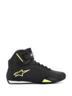 Chaussures Alpinestars Sektor, chaussures de moto, noir et jaune fluo, vue latérale montrant le logo étoile jaune, sangle de cheville avec logo et détail blanc au talon sur une tige en microfibre épurée.