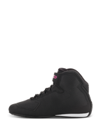 Chaussures femme Alpinestars Stella Sektor, chaussures de moto, noir et fuchsia, profil latéral présentant une tige en microfibre noire avec un logo rose sur la sangle de cheville et un accent blanc au talon.