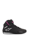 Chaussures Stella Sektor Femme Alpinestars, chaussures de moto montantes noires et fuchsia, logo étoile blanc, accents roses sur la sangle de cheville, lacets noirs, semelle blanche et noire, construction en microfibre légère