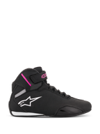 Chaussures Stella Sektor Femme Alpinestars, chaussures de moto montantes noires et fuchsia, logo étoile blanc, accents roses sur la sangle de cheville, lacets noirs, semelle blanche et noire, construction en microfibre légère