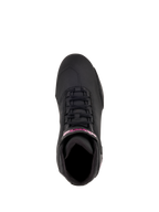 Chaussures Stella Sektor Femme Alpinestars, chaussures de moto, noir et fuchsia, vue de dessus montrant le système de laçage rapide et le logo fuchsia sur la sangle de cheville, construction en microfibre légère avec un profil sportif élégant