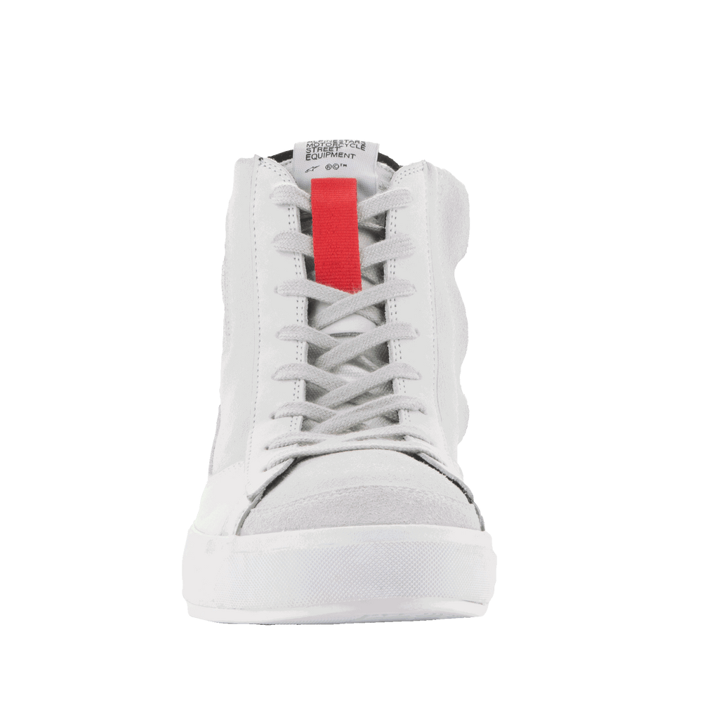 Chaussures Alpinestars Stated, chaussures de conduite urbaine, blanc et gris froid, vue de face d'une basket montante avec un détail rouge distinctif sur la languette, des lacets gris et une semelle vulcanisée blanche, design minimaliste inspiré du skate