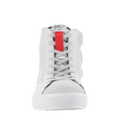 Chaussures Alpinestars Stated, chaussures de conduite urbaine, blanc et gris froid, vue de face d'une basket montante avec un détail rouge distinctif sur la languette, des lacets gris et une semelle vulcanisée blanche, design minimaliste inspiré du skate