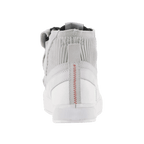 Chaussures Alpinestars Stated, chaussures de moto, blanc et gris, vue arrière avec coutures de talon rouges en zigzag, col de cheville en maille tricotée et semelle vulcanisée blanche, design de sneaker urbaine