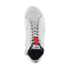 Chaussures Alpinestars Stated, chaussures de moto urbaines, blanc et gris clair, vue de dessus montrant le bout en daim et la fermeture à lacets classique, avec un accent rouge sur la languette, design de sneaker de moto rétro inspiré du skate
