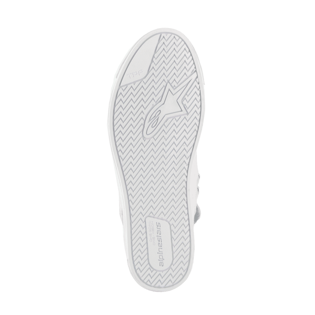 Alpinestars Stated Shoes, chaussures de moto urbaines, Blanc Cool Gray, vue de dessous de la semelle en caoutchouc vulcanisé, présentant un motif de traction en chevrons avec le marquage Alpinestars et le logo TPF (Transversal Protection Frame) pour l'adhérence et la sécurité