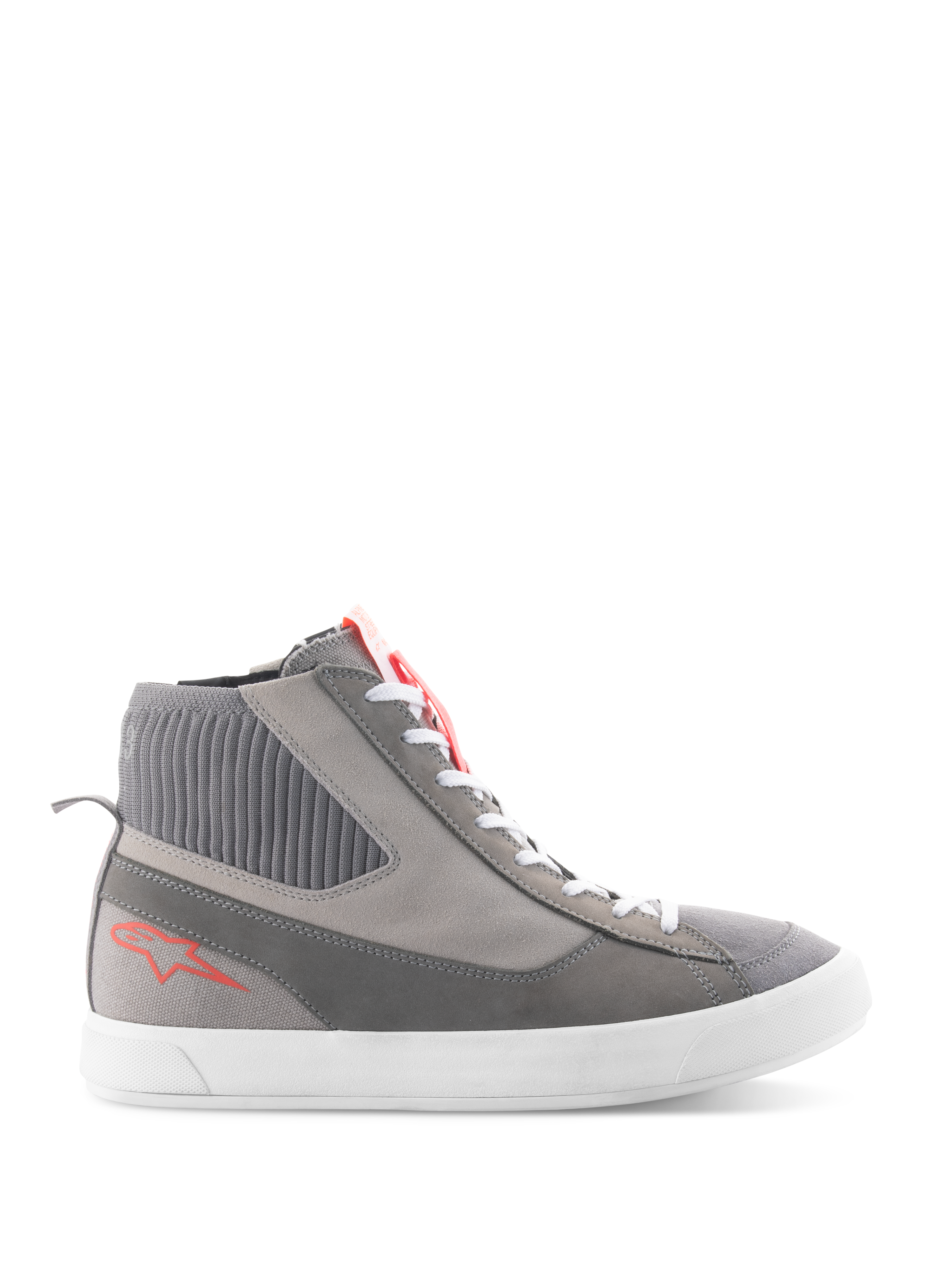 Alpinestars Stated Shoes, chaussures de moto montantes, gris clair et rouge fluo, avec col de cheville en maille côtelée, semelle vulcanisée blanche, logo étoile rouge sur le talon et bout en daim fendu, design streetwear urbain moderne
