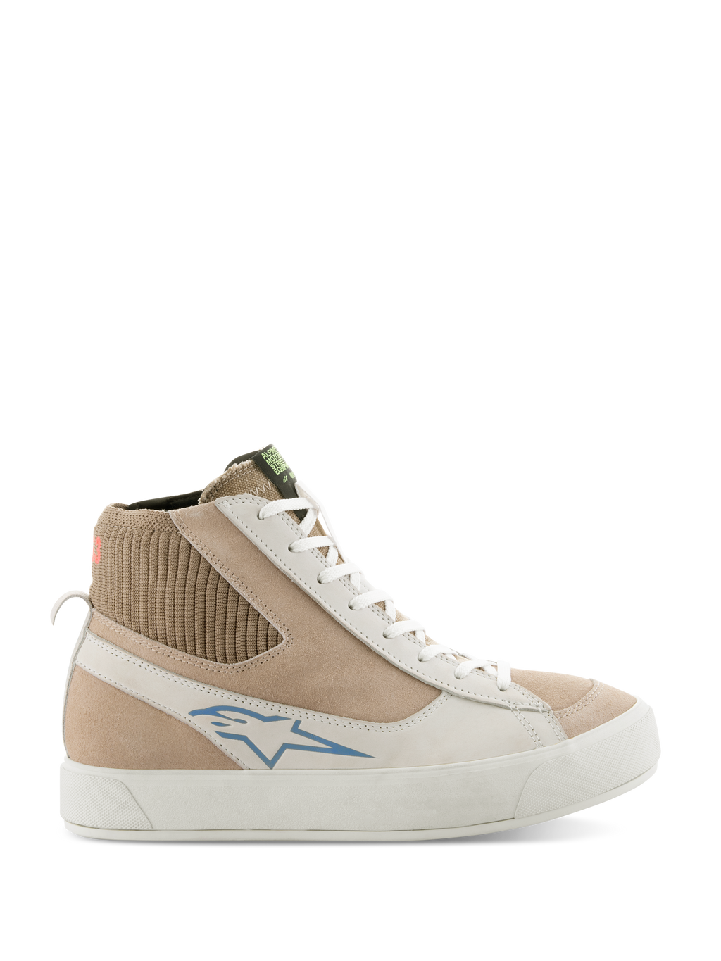 Alpinestars Stella Stated Podium Shoes, baskets de moto montantes pour femme, blanc et gris clair, tige en daim beige et cuir, logo Alpinestars bleu, col de cheville en maille côtelée, semelle vulcanisée blanche épaisse, style skate rétro