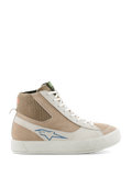 Alpinestars Stella Stated Podium Shoes, baskets de moto montantes pour femme, blanc et gris clair, tige en daim beige et cuir, logo Alpinestars bleu, col de cheville en maille côtelée, semelle vulcanisée blanche épaisse, style skate rétro