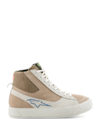 Alpinestars Stella Stated Podium Shoes, baskets de moto montantes pour femme, blanc et gris clair, tige en daim beige et cuir, logo Alpinestars bleu, col de cheville en maille côtelée, semelle vulcanisée blanche épaisse, style skate rétro