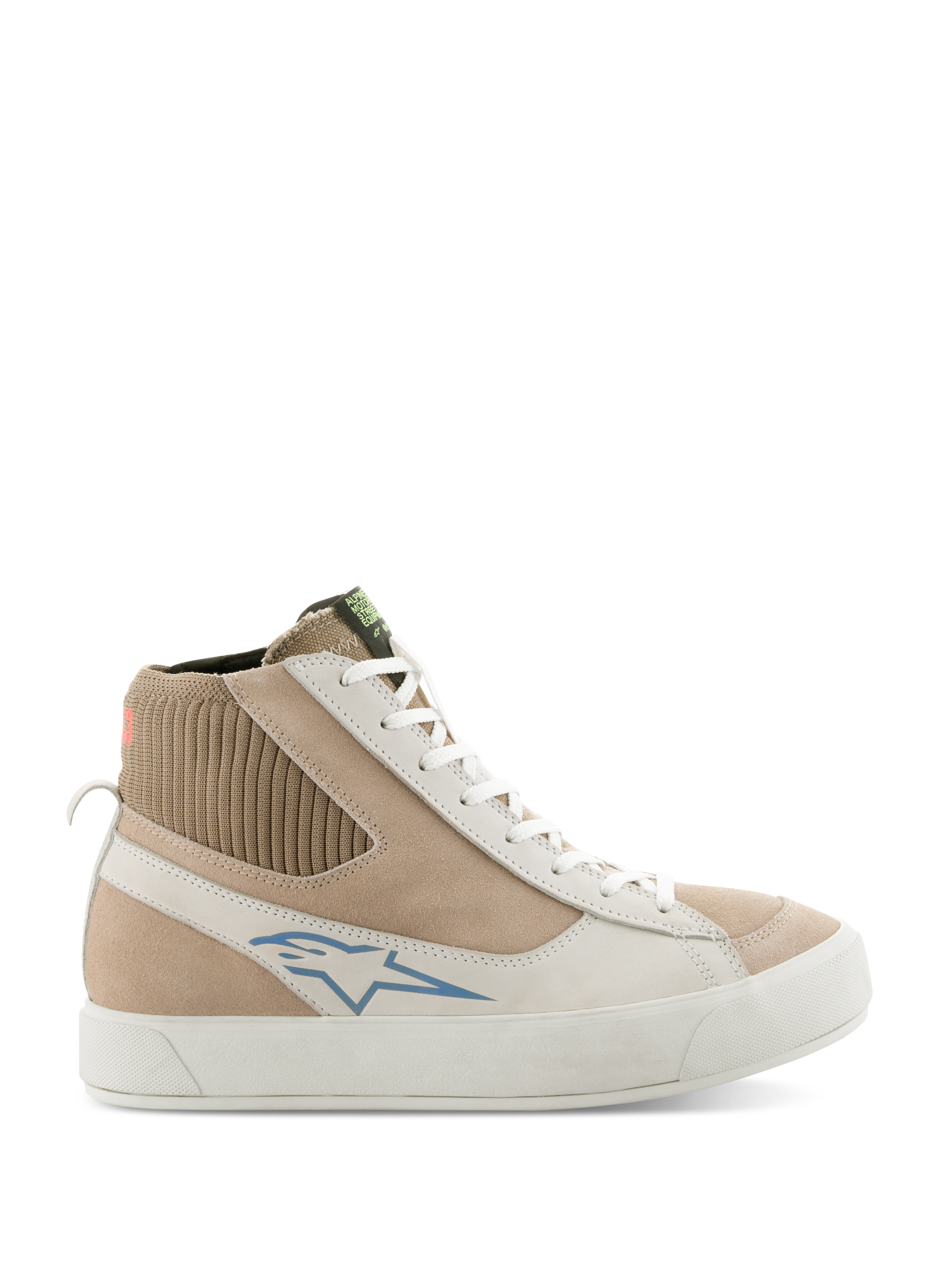 Alpinestars Stella Stated Podium Shoes, baskets de moto montantes pour femme, blanc et gris clair, tige en daim beige et cuir, logo Alpinestars bleu, col de cheville en maille côtelée, semelle vulcanisée blanche épaisse, style skate rétro