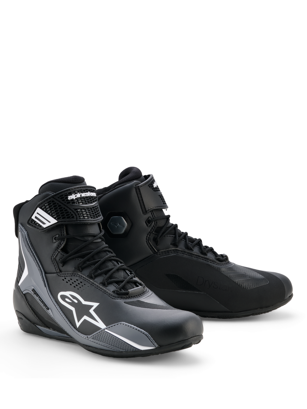 Chaussures Alpinestars Faster-4 Drystar®, chaussures de moto, noir, gris froid et blanc, design épuré avec logo Astars blanc, fermeture à lacets avec sangle de cheville auto-agrippante, technologie Drystar imperméable et panneaux renforcés pour une protection en conduite sportive.