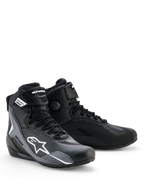 Chaussures Alpinestars Faster-4 Drystar®, chaussures de moto, noir, gris froid et blanc, design épuré avec logo Astars blanc, fermeture à lacets avec sangle de cheville auto-agrippante, technologie Drystar imperméable et panneaux renforcés pour une protection en conduite sportive.