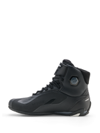 Chaussures Alpinestars Faster-4 Drystar®, chaussures de moto, Noir Gris Froid Blanc, vue de profil latéral présentant une construction imperméable, une fermeture à lacets avec sangle auto-agrippante et une protection de cheville intégrée.