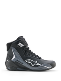 Alpinestars Faster-4 Drystar, chaussures de moto, noir, gris froid et blanc, vue de profil montrant le logo Astars blanc, design montant avec panneaux de protection renforcés, fermeture à lacets avec sangle de cheville, style sportif moderne