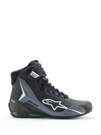 Alpinestars Faster-4 Drystar, chaussures de moto, noir, gris froid et blanc, vue de profil montrant le logo Astars blanc, design montant avec panneaux de protection renforcés, fermeture à lacets avec sangle de cheville, style sportif moderne