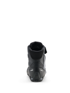 Chaussures Faster-4 Drystar® d'Alpinestars, chaussures de moto, Noir Gris Froid Blanc, vue arrière montrant le col rembourré, le talon renforcé avec des accents réfléchissants et la semelle en caoutchouc texturée pour la performance sportive.
