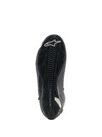 Chaussures Alpinestars Faster-4 Drystar, chaussures de moto, noires, vue de la semelle montrant une semelle extérieure en caoutchouc renforcé avec adhérence texturée, logo étoile blanc sur la pointe et marquage Alpinestars, conçues pour la stabilité et l'adhérence sur les repose-pieds.