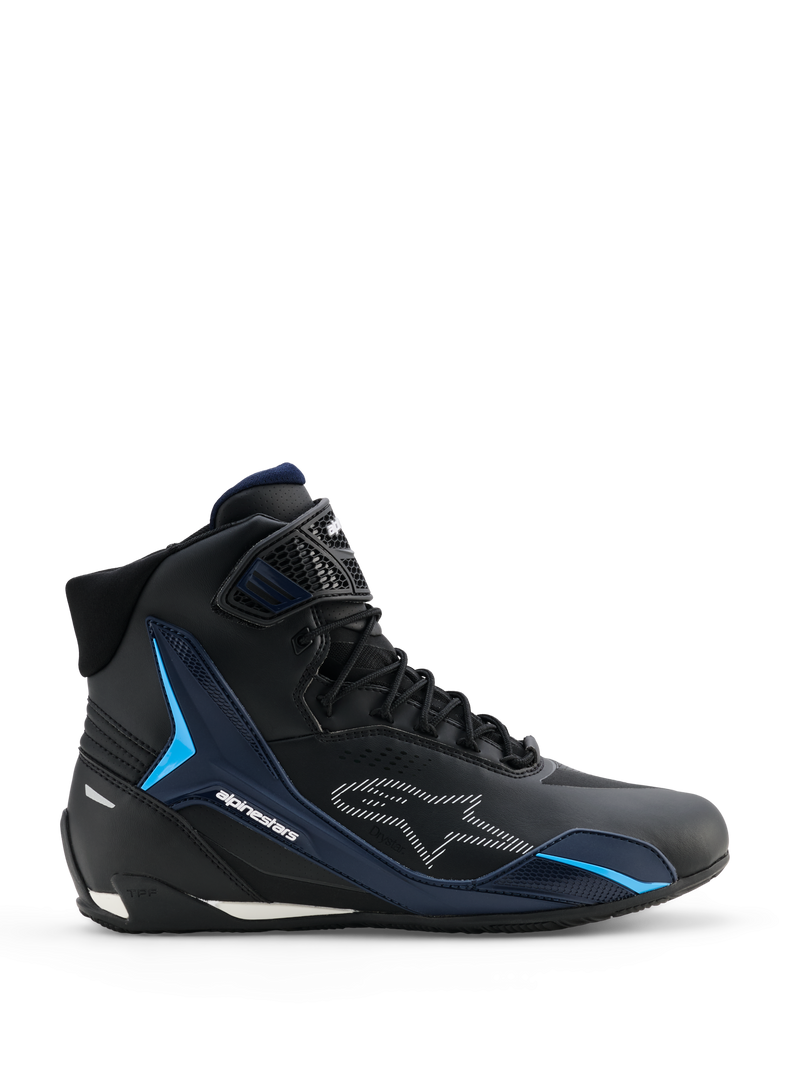 Alpinestars Faster-4 Drystar, chaussures de moto, Black Night Navy Cyan, vue latérale montrant le design de basket montante, panneaux de support en TPU cyan, logo Alpinestars blanc en pointillés, fermeture à lacets avec sangle de cheville texturée