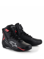 Chaussures Alpinestars Stella Faster-4 Drystar®, chaussures de moto pour femme, noir, gris et corail fluo, technologie imperméable Drystar®, fermeture à lacets et sangle auto-agrippante, accents corail vif et logos Alpinestars blancs