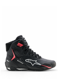 Alpinestars Stella Faster-4 Drystar®, chaussures de moto pour femme, noires avec des accents gris et corail fluo, design montant avec logo latéral et sangle auto-agrippante, microfibre imperméable pour la conduite sportive