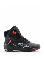 Alpinestars Stella Faster-4 Drystar®, chaussures de moto pour femme, noires avec des accents gris et corail fluo, design montant avec logo latéral et sangle auto-agrippante, microfibre imperméable pour la conduite sportive
