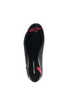 Chaussures Alpinestars Stella Faster-4 Drystar®, chaussures de moto pour femme, noir et corail fluo, vue de dessous de la semelle en caoutchouc texturé présentant un motif d'adhérence, le logo Astars et le marquage Alpinestars.