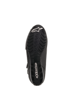 Chaussures de moto Alpinestars Faster-3 Drystar®, vue de la semelle, caoutchouc noir avec motif texturé ondulé, logo étoile Alpinestars blanc sur la pointe et nom de la marque sur le talon, chaussures de moto techniques