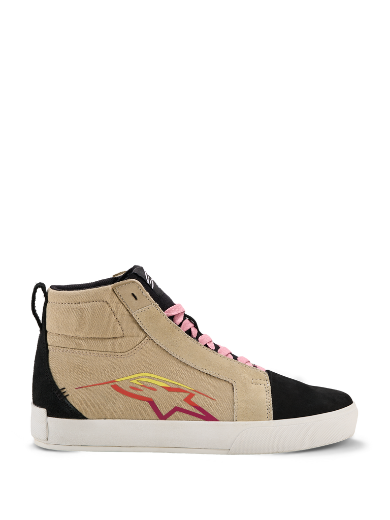 Alpinestars Ride-63 Canvas Shoes, baskets montantes beige et noires, lacets roses, semelle blanche, logo étoilé rouge et jaune sur le côté, texture daim, languette de tirage au talon