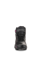 Chaussures Alpinestars Stella Faster-3 Drystar® pour femme, chaussures de moto, noir, gris foncé et fuchsia, vue de face montrant la fermeture à lacets, sangle à la cheville avec logo argenté et accents roses sur un profil féminin