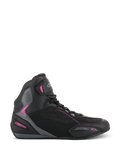 Alpinestars Stella Faster-3 Drystar pour femme, baskets de moto, noir avec accents gris foncé et rose fuchsia, vue de profil avec silhouette montante, fermeture à lacets et sangle Velcro à la cheville, panneaux de protection renforcés.