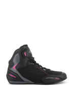 Alpinestars Stella Faster-3 Drystar pour femme, baskets de moto, noir avec accents gris foncé et rose fuchsia, vue de profil avec silhouette montante, fermeture à lacets et sangle Velcro à la cheville, panneaux de protection renforcés.