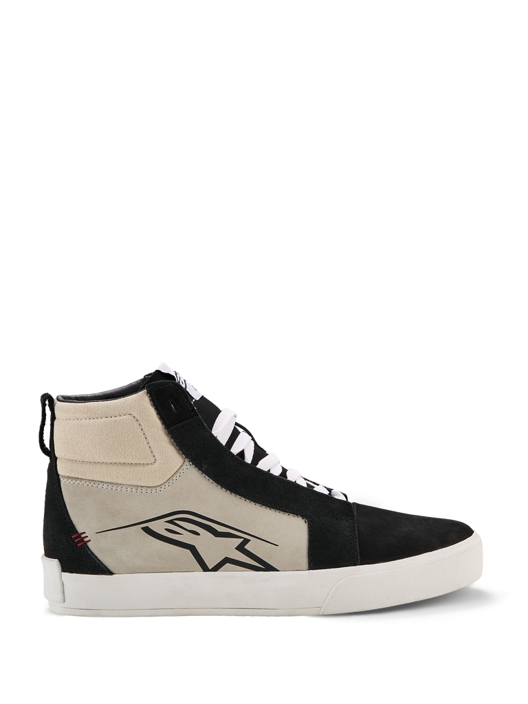 Alpinestars Ride-63, chaussures en cuir montantes, beige et noires, semelle blanche, détails en daim, logo étoile noire, lacets blancs, style urbain casual