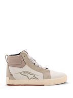 Chaussures en cuir Alpinestars Ride-63, chaussures de moto urbaines, blanc cassé et gris frais avec semelle gomme, modèle montant avec empiècements en cuir et daim, logo étoile Alpinestars sur le côté et semelle extérieure en caoutchouc vulcanisé texturé.