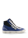 Alpinestars Stated Flair Shoes, chaussures de moto urbaines, bleu vif, blanc et noir, conception montante en cuir avec un grand logo stars blanc et noir, inscription 'One Goal. One Vision.' sur le côté, et semelle vulcanisée blanche d'inspiration vintage avec effet usé appliqué à la main.