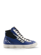 Alpinestars Stated Flair Shoes, chaussures de moto urbaines, bleu vif, blanc et noir, conception montante en cuir avec un grand logo stars blanc et noir, inscription 'One Goal. One Vision.' sur le côté, et semelle vulcanisée blanche d'inspiration vintage avec effet usé appliqué à la main.