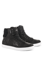 Chaussure Alpinestars J-6 Waterproof, chaussures de moto, noir et blanc, design type baskets montantes, cuir de qualité supérieure avec fermeture à lacets, semelle en caoutchouc blanc, avec logo Astar et étiquette imperméable, style urbain décontracté pour la conduite sur route