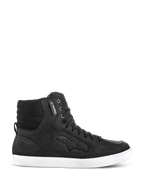 Alpinestars J-6 Waterproof Shoe, basket de moto urbaine noire, chaussure montante en cuir avec semelle plate blanche, cheville rembourrée et matelassée, œillets métalliques, étiquette imperméable, logo latéral embossé, design d'inspiration street pour un usage quotidien