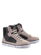 Chaussure Alpinestars J-6 Waterproof, bottines de moto, noir flint et blanc, design de basket montante avec semelle blanche effet vieilli, tige en daim et cuir avec logo étoile et étiquette imperméable, chaussures de conduite urbaine
